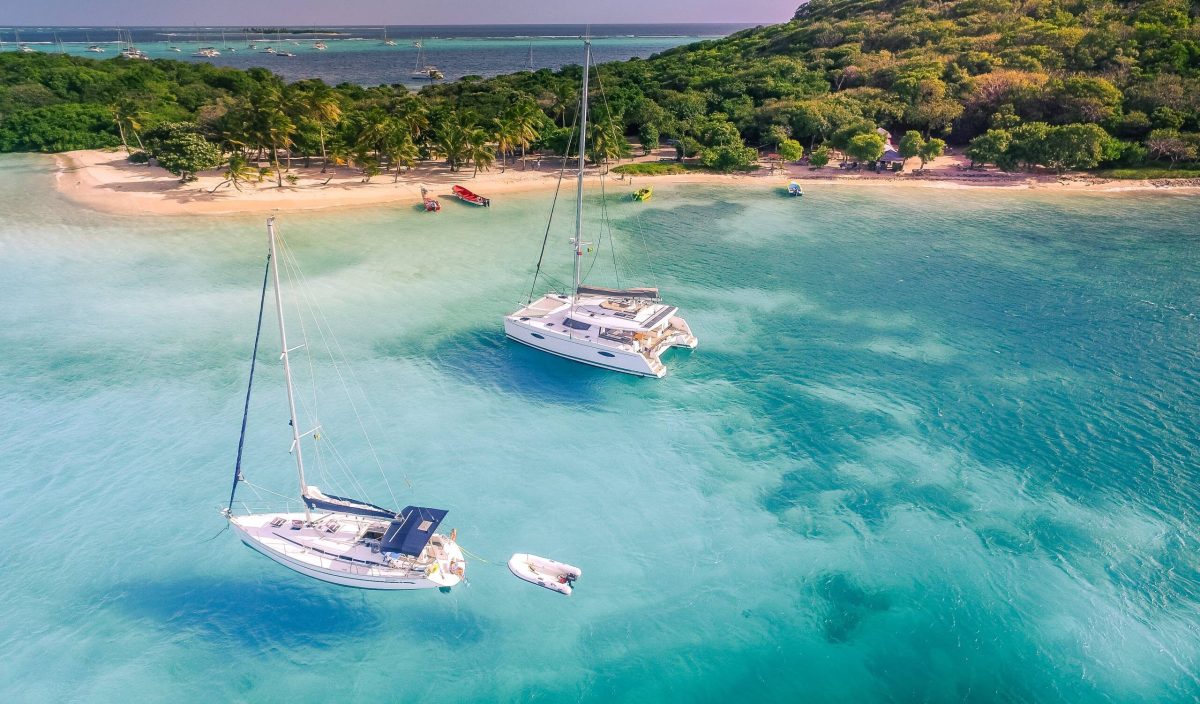 book2sail-monohull vs catamaran scaled 1 e1701798905496