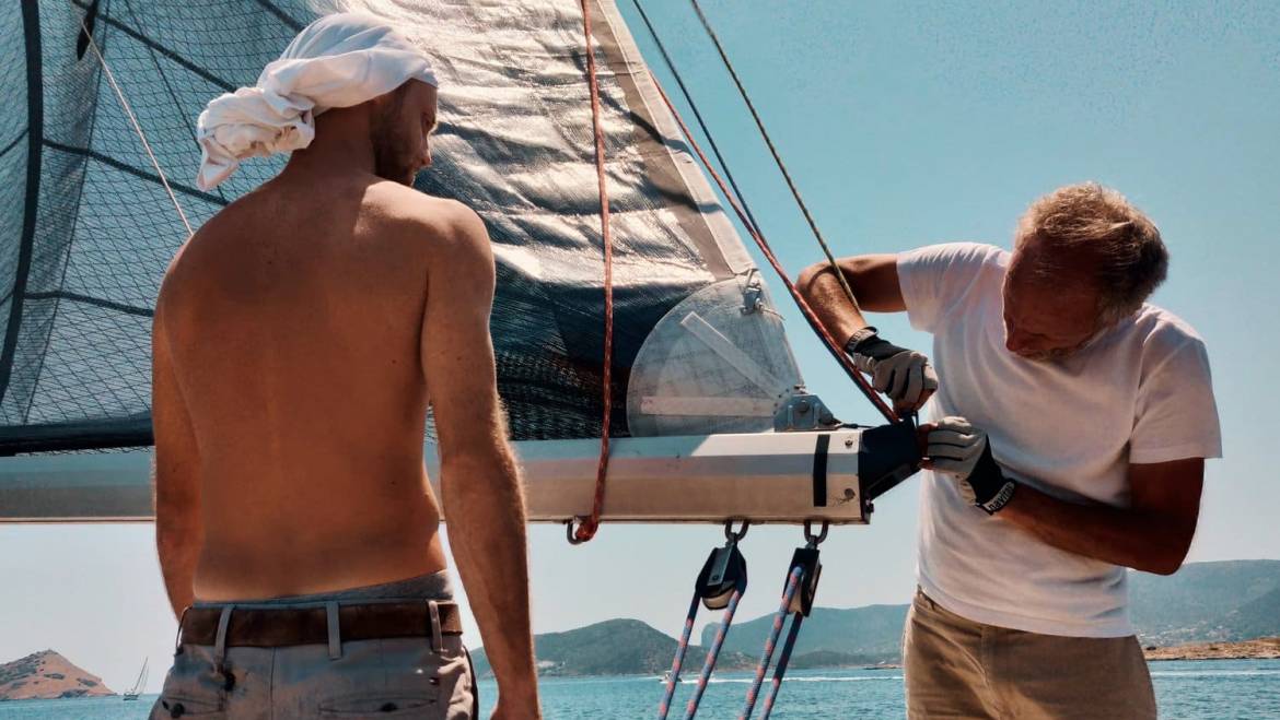 Tips for Preparing Up Your Boat Before a Charter 1 book2sail-FixingSailbot 1170x659 1