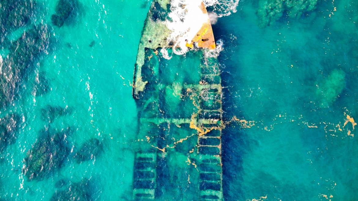 book2sail-aerial view of a ship wreck on body of water 3675390 scaled 1170x659 1