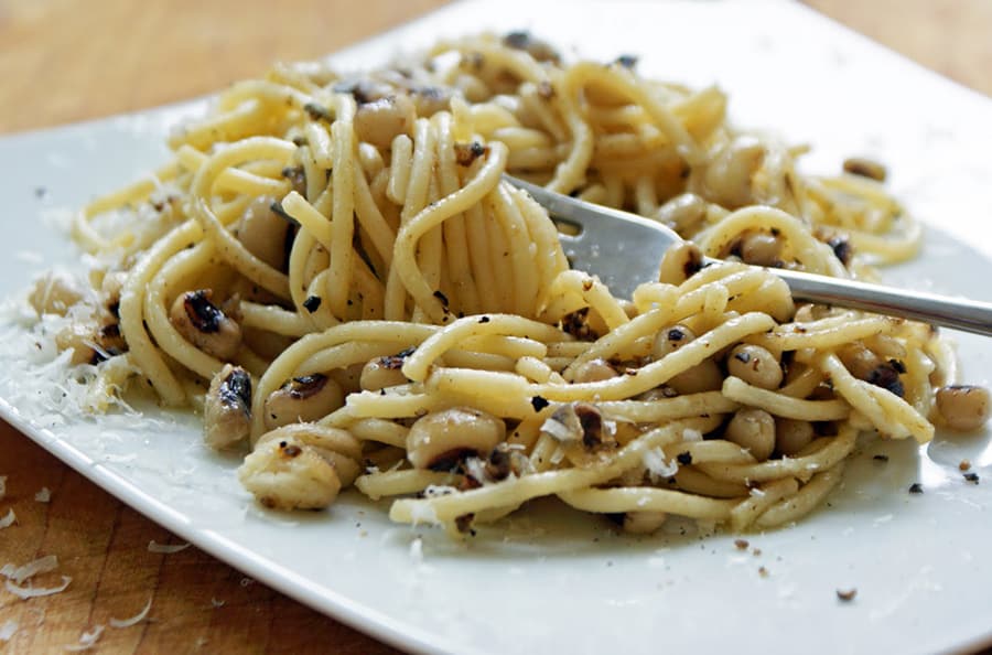 10 Mediterranean Dishes That We’re Absolutely in Love With 4 book2sail-cacio pepe pasta 1