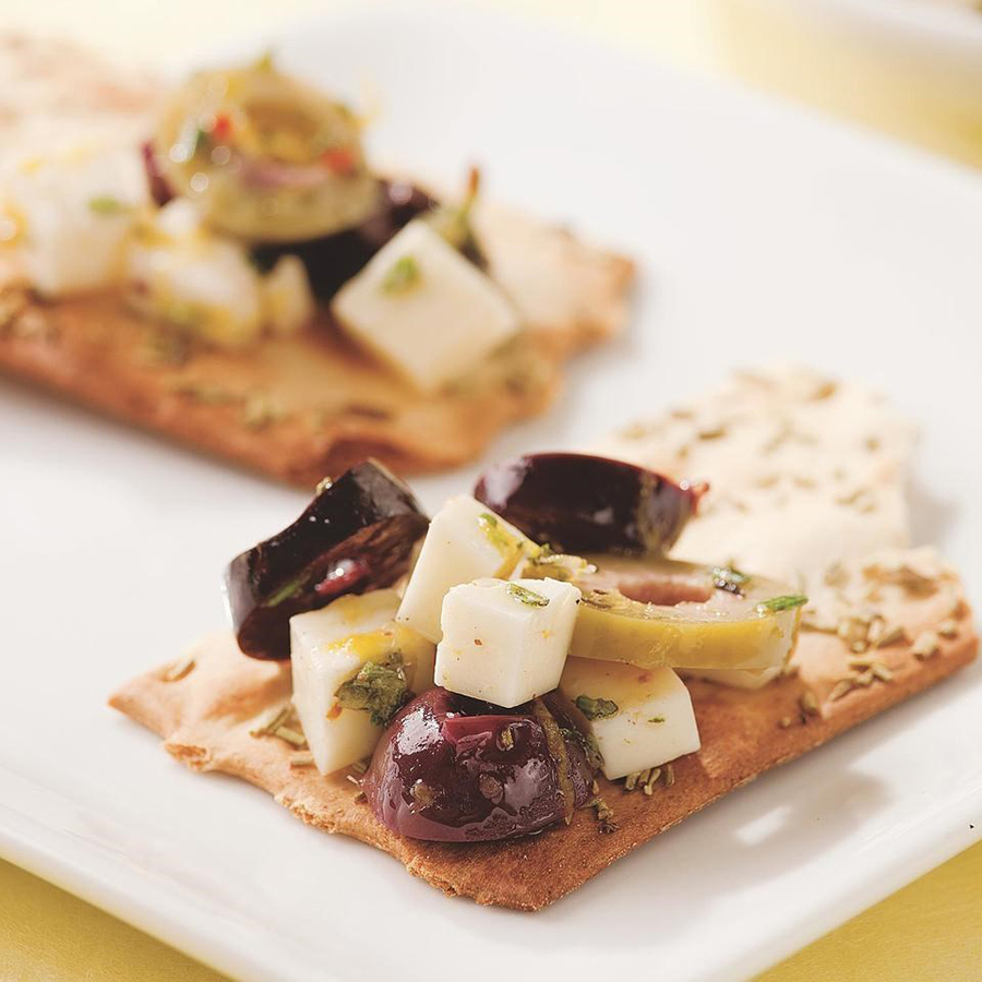 4 Delicious Things to Eat on Your Boat That (Hardly) Require Any Cooking 4 book2sail-marinated olives and feta