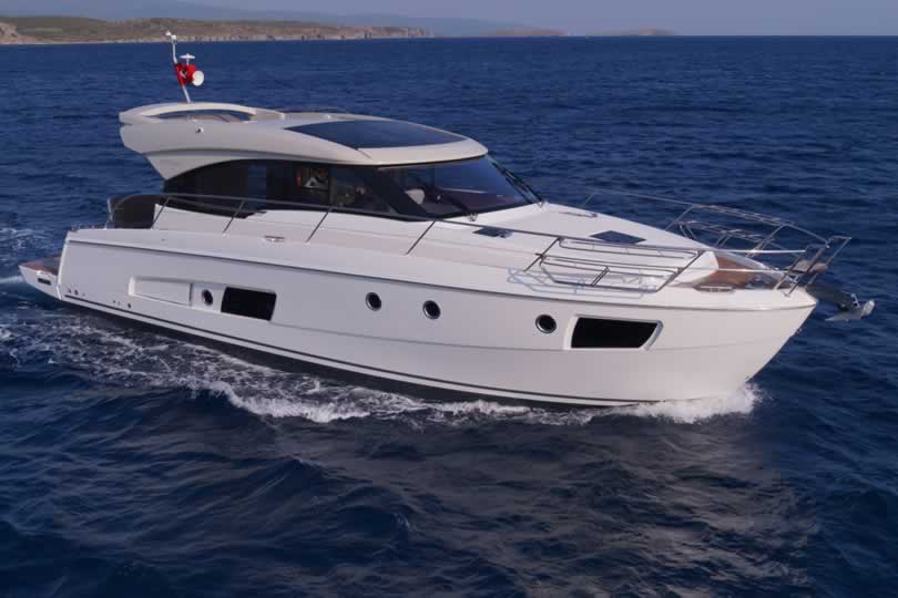 Are Sailboats More Safe Than Powerboats? 7 book2sail-motorboat 3