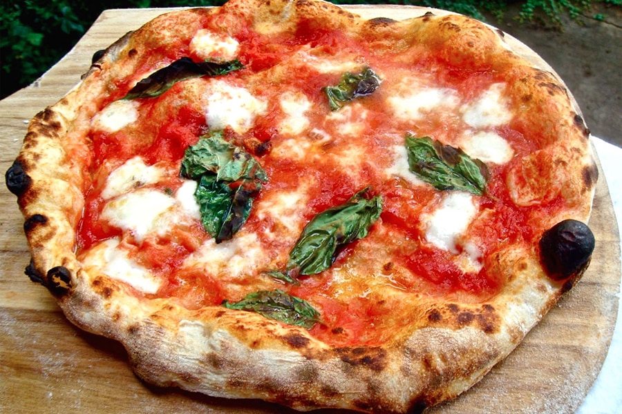 10 Mediterranean Dishes That We’re Absolutely in Love With 3 book2sail-pizza naples