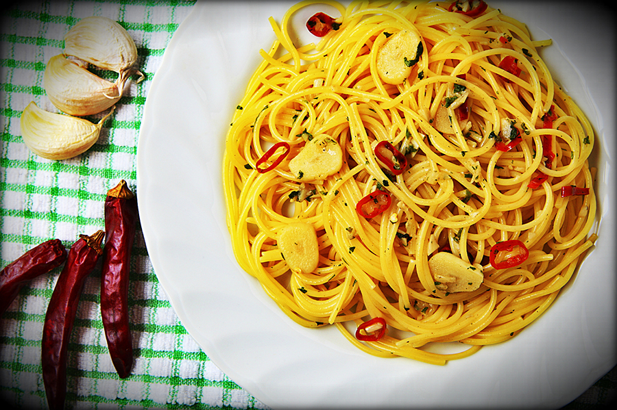 4 Delicious Things to Eat on Your Boat That (Hardly) Require Any Cooking 6 book2sail-spaghetti peperoncino